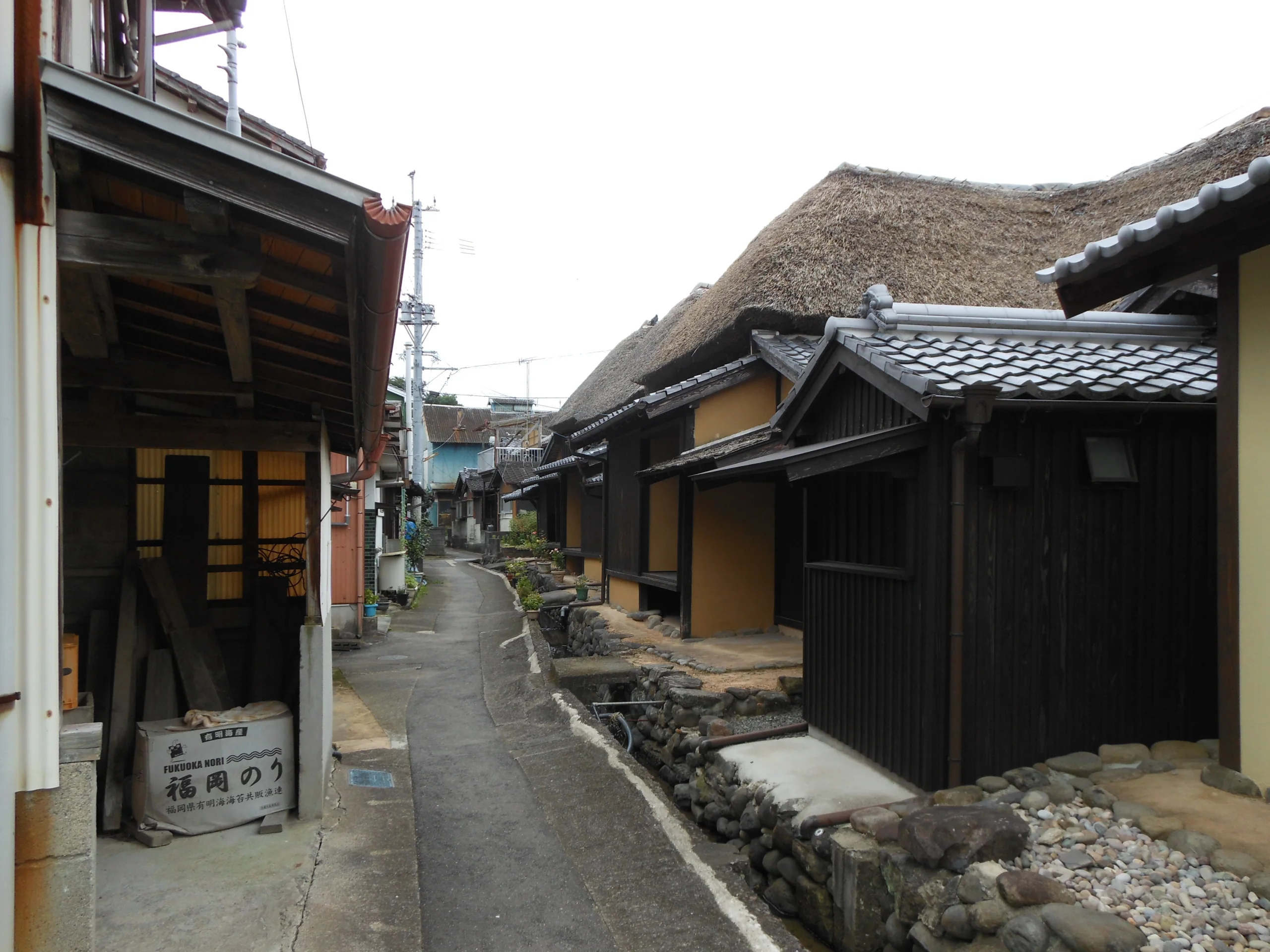 佐賀鹿島市南舟津一帶三間茅葺町屋，位於肥前浜宿的茅葺街區