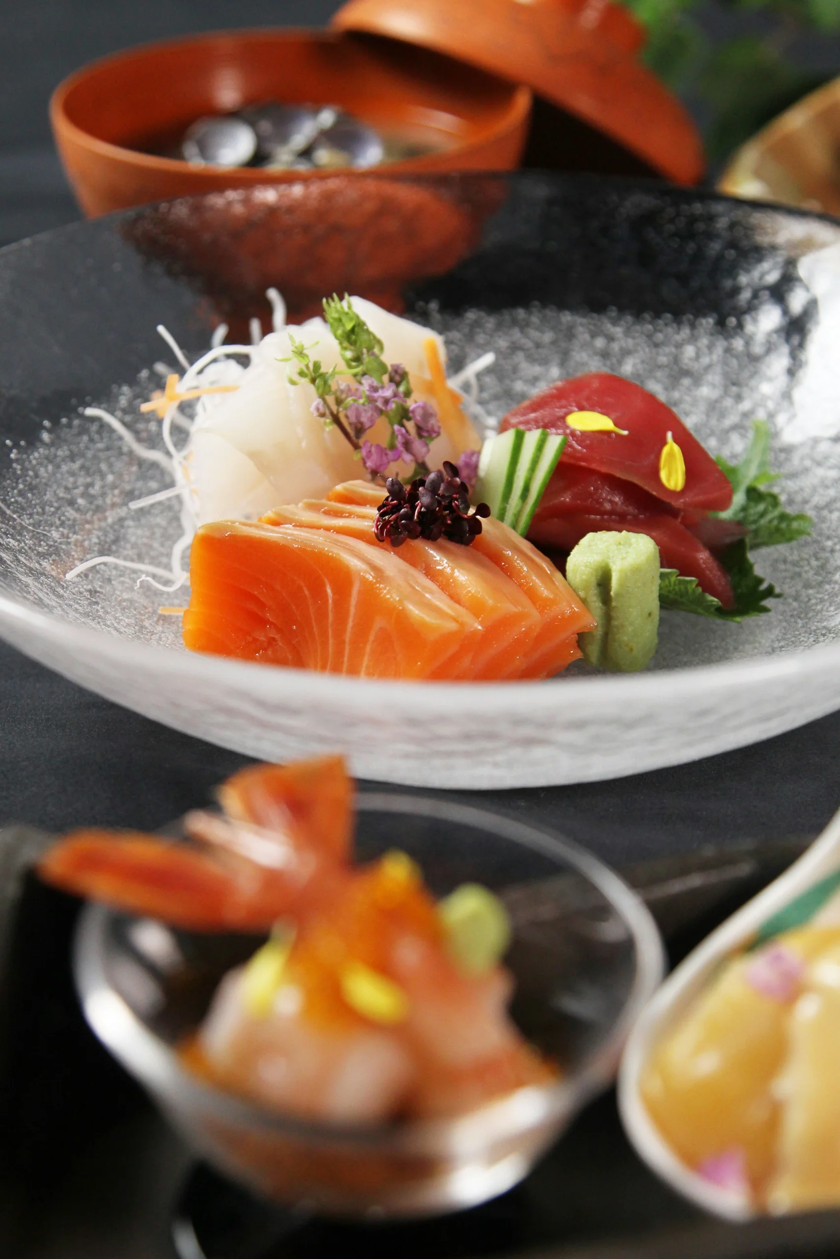 日本料理店擺盤的魚生拼盤