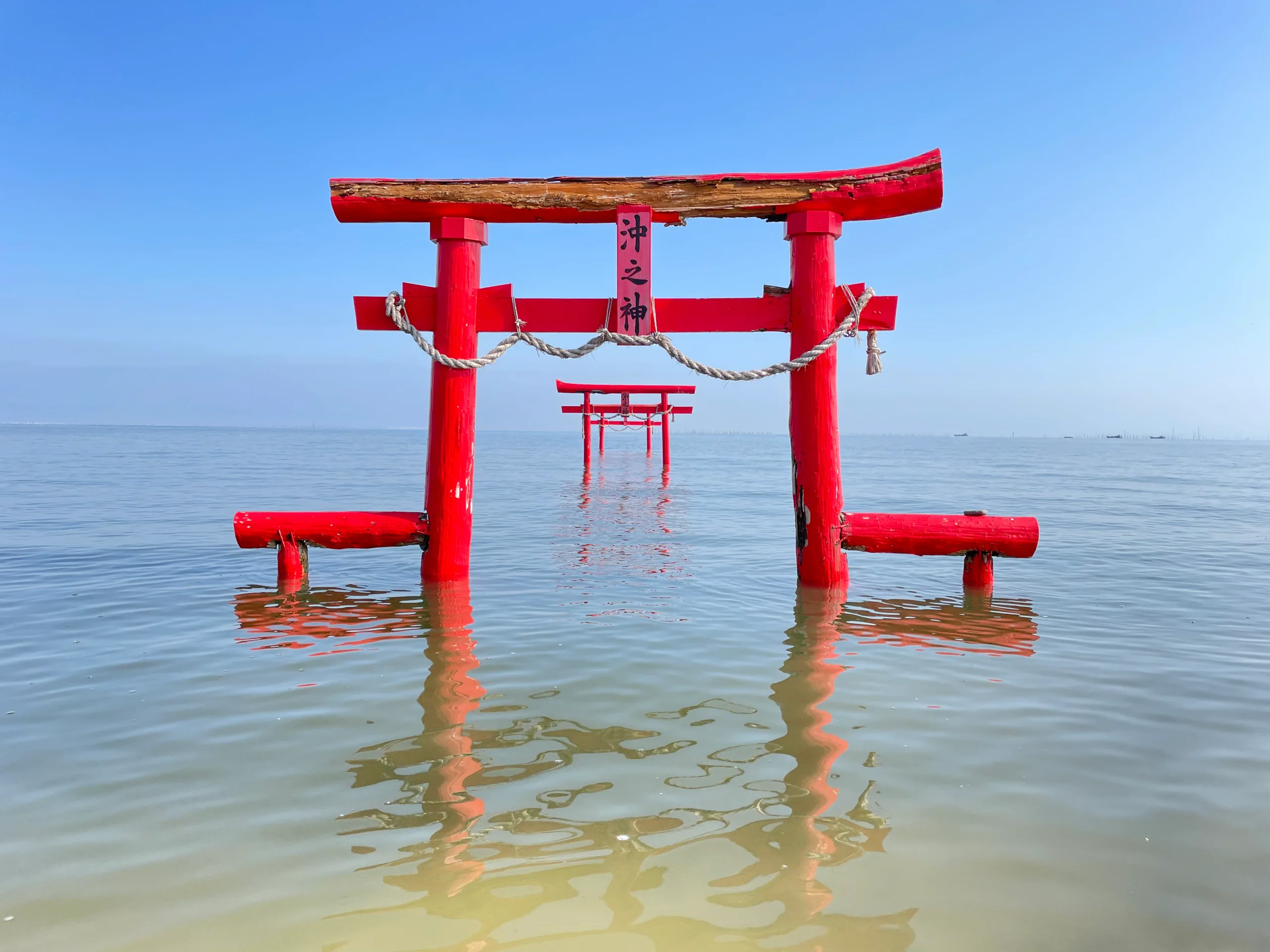漲潮時有明海水面淹至大魚神社海中鳥居底部，遠處仍可看見另外兩座鳥居