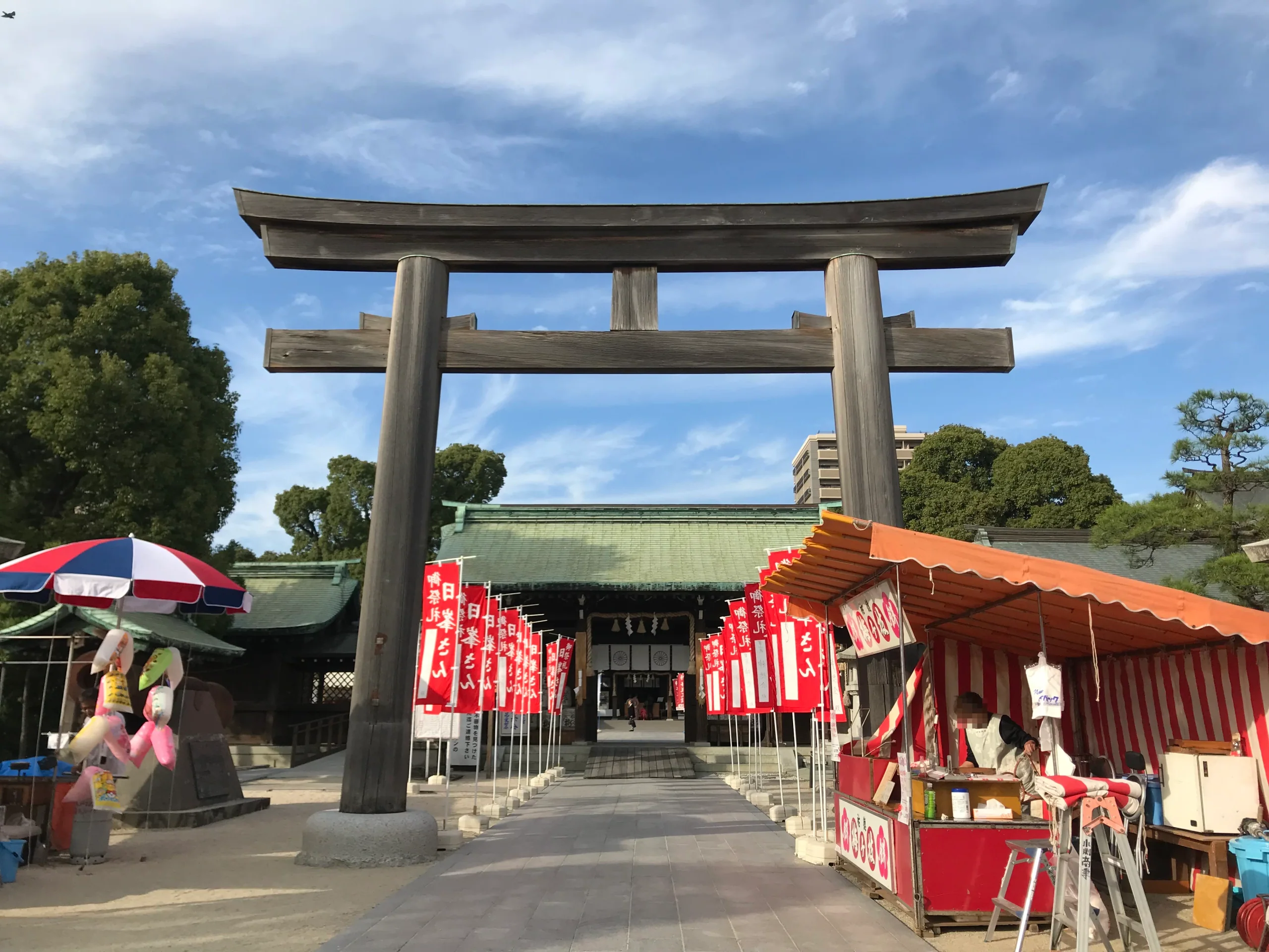 佐嘉神社的大鳥居與參道入口
