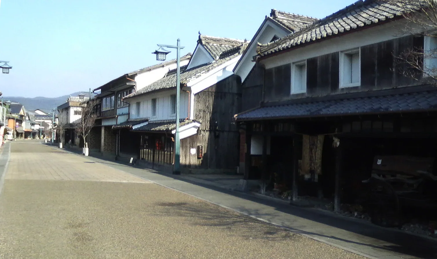 佐賀嬉野塩田津的白壁町屋與長崎街道街景，畫面中沒有行人