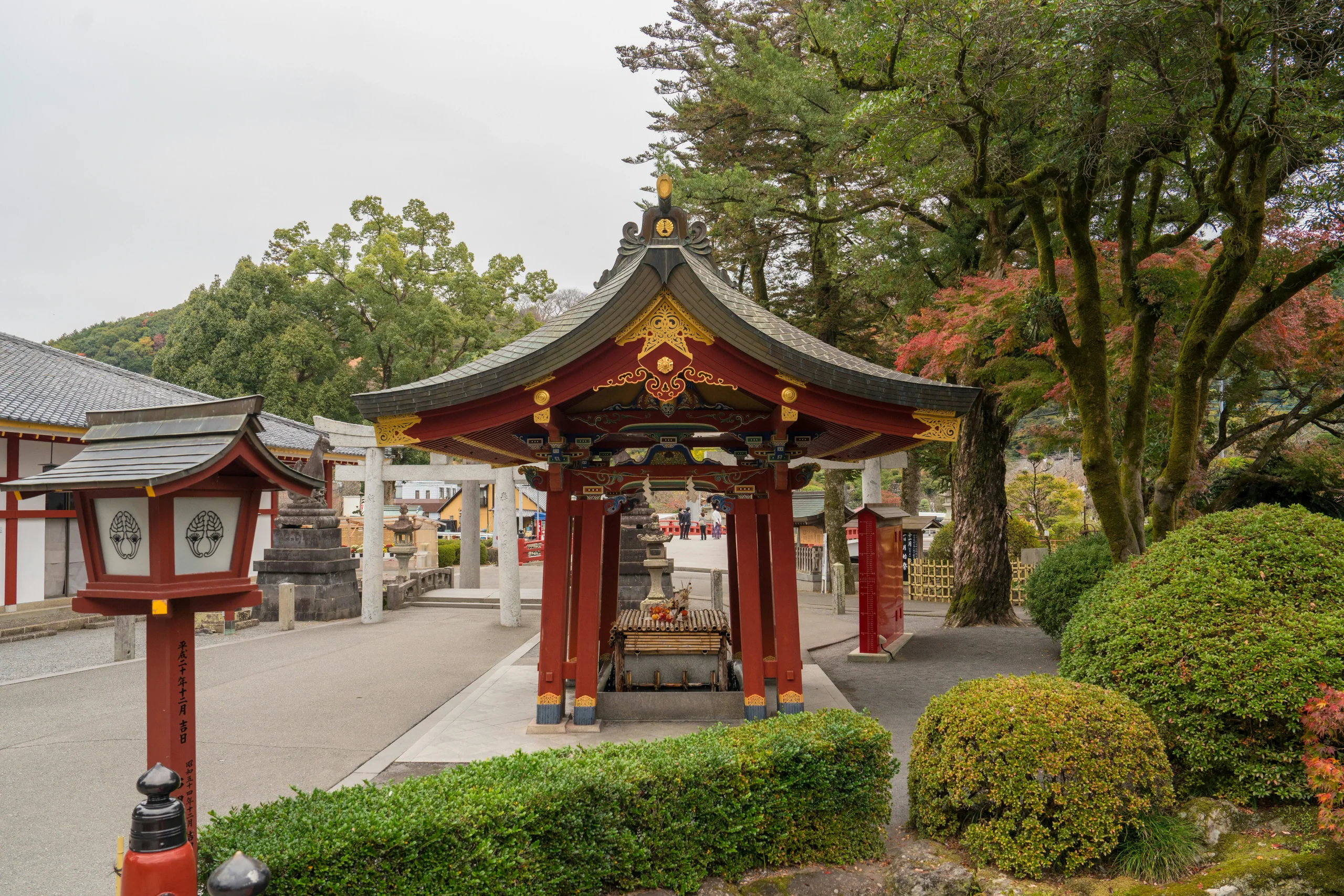祐德稻荷神社庭園旁的朱紅色祈願亭與樹木