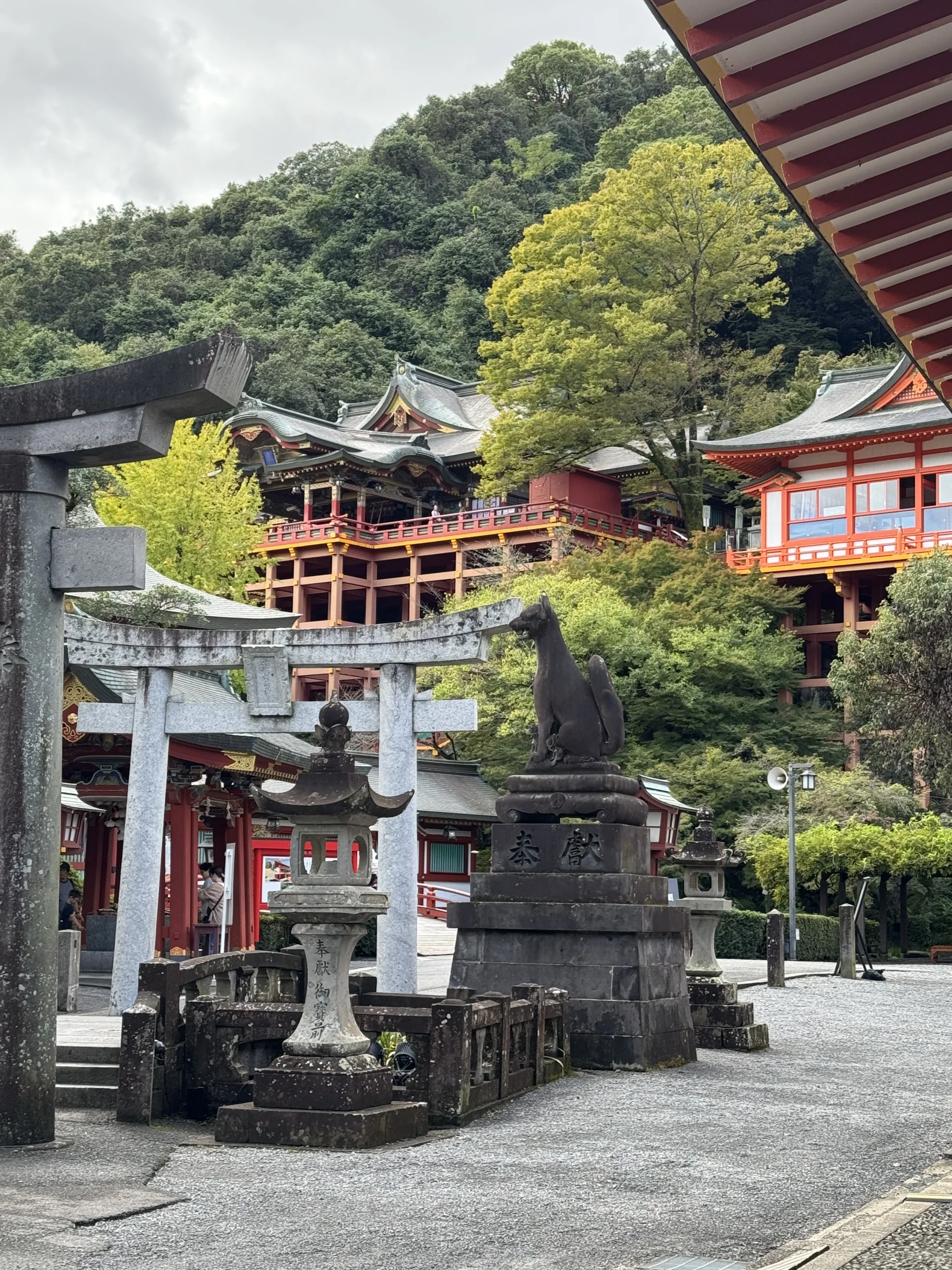 祐德稻荷神社本殿、境內鳥居與庭院