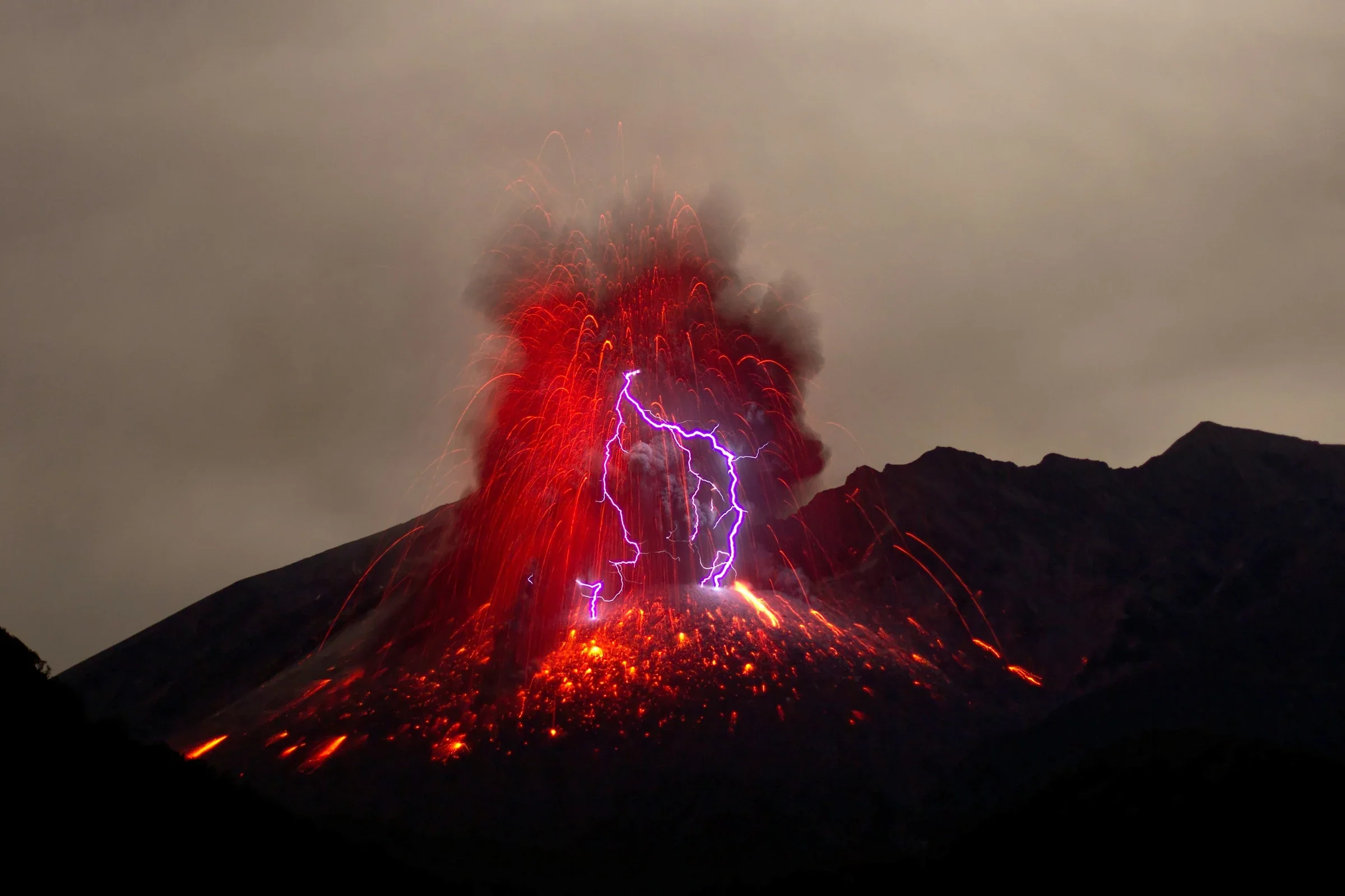 櫻島火山夜間噴發及火山閃電，2013年拍攝