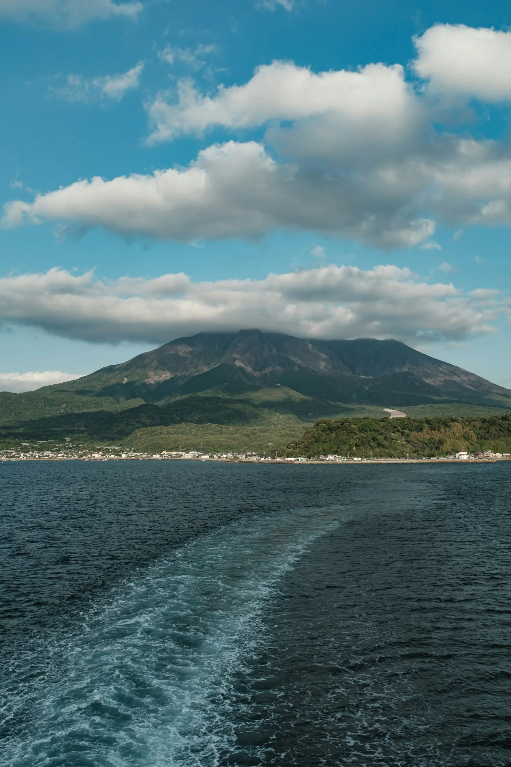 錦江灣一側遠望櫻島,海面前方是火山坡地與島岸