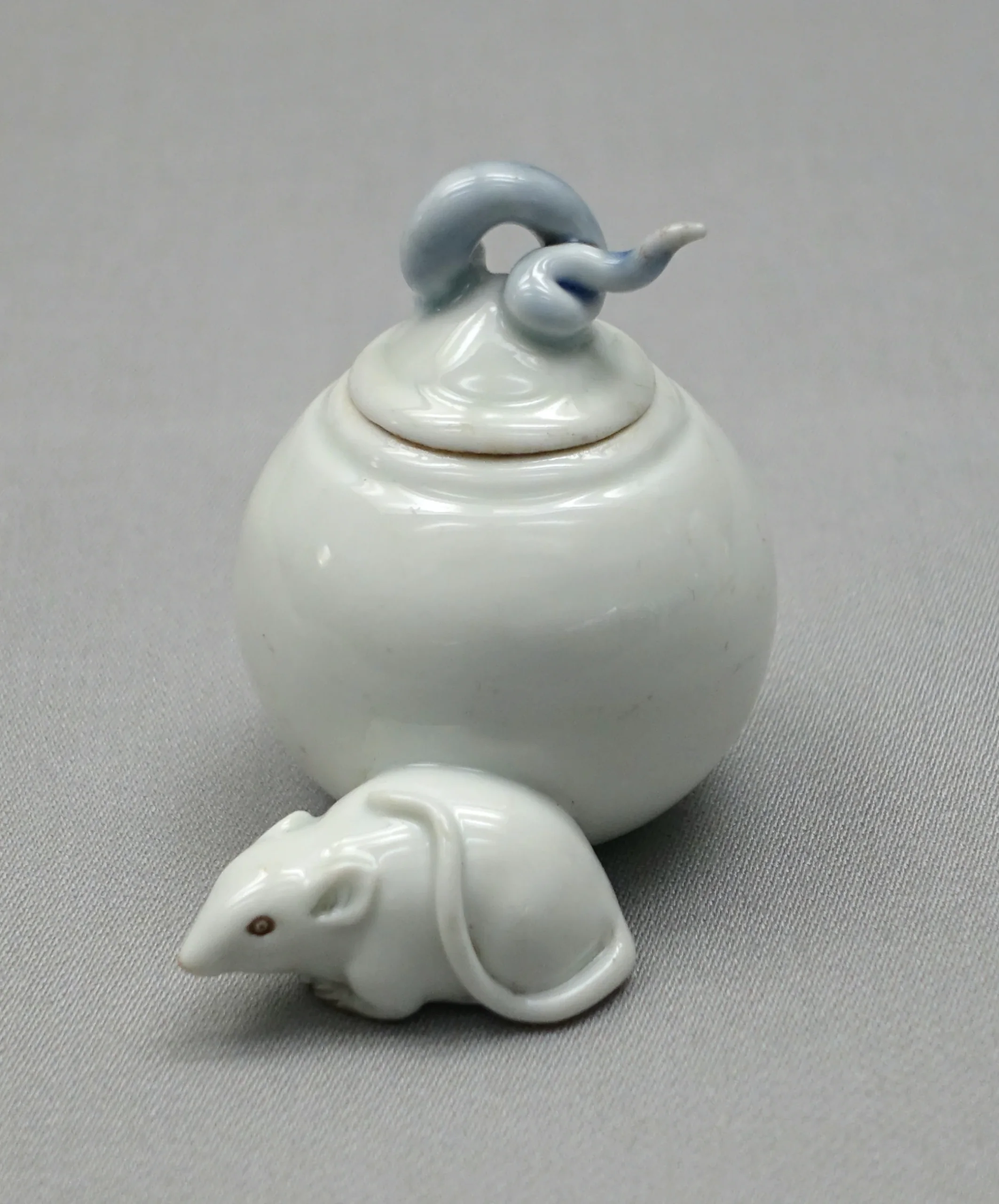 三川內窯燒製的平戶燒白瓷器物，現藏於東京國立博物館