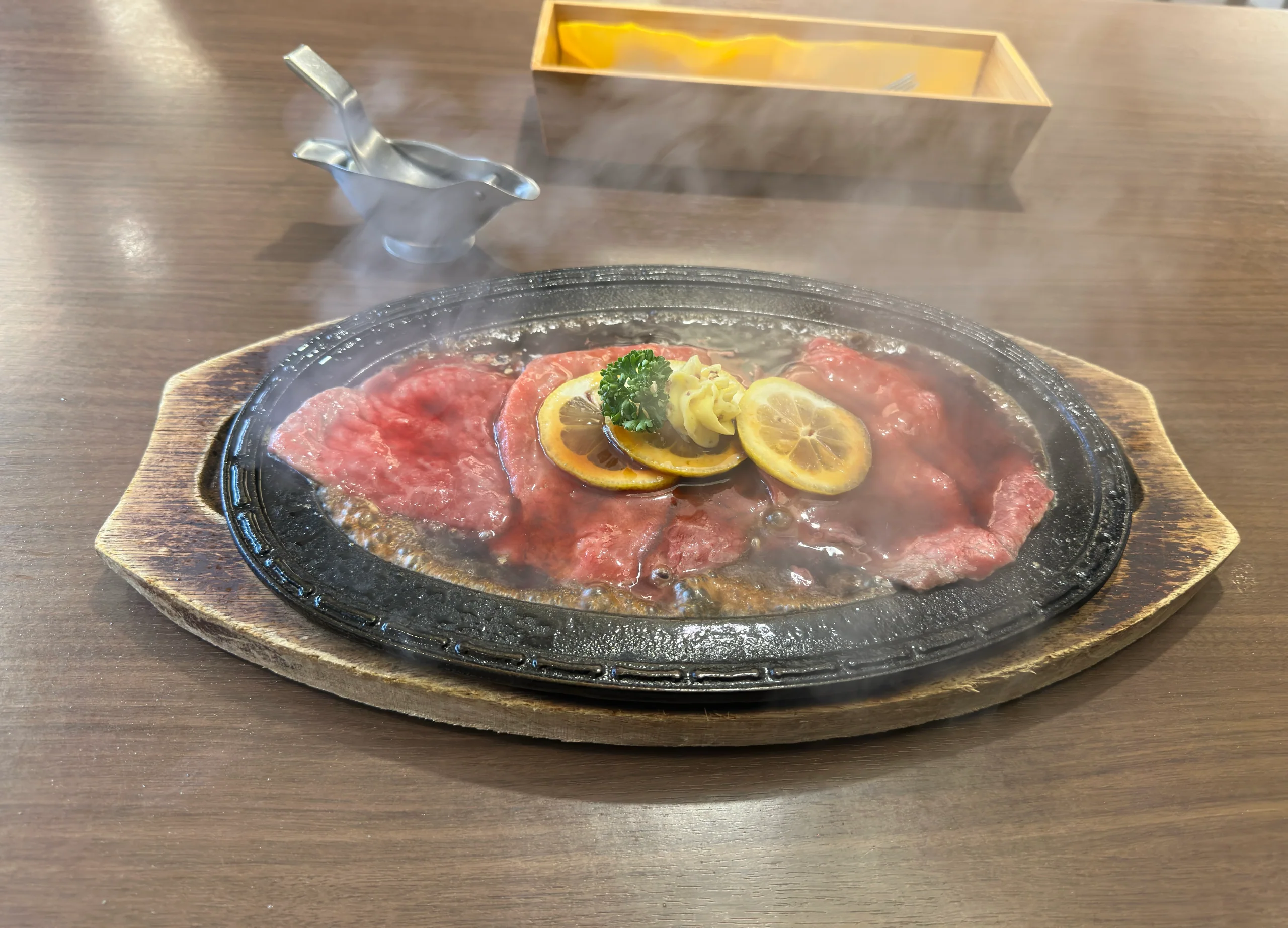 佐世保市內蜂の家供應的檸檬牛排，檸檬片放在熱鐵板薄切牛肉上