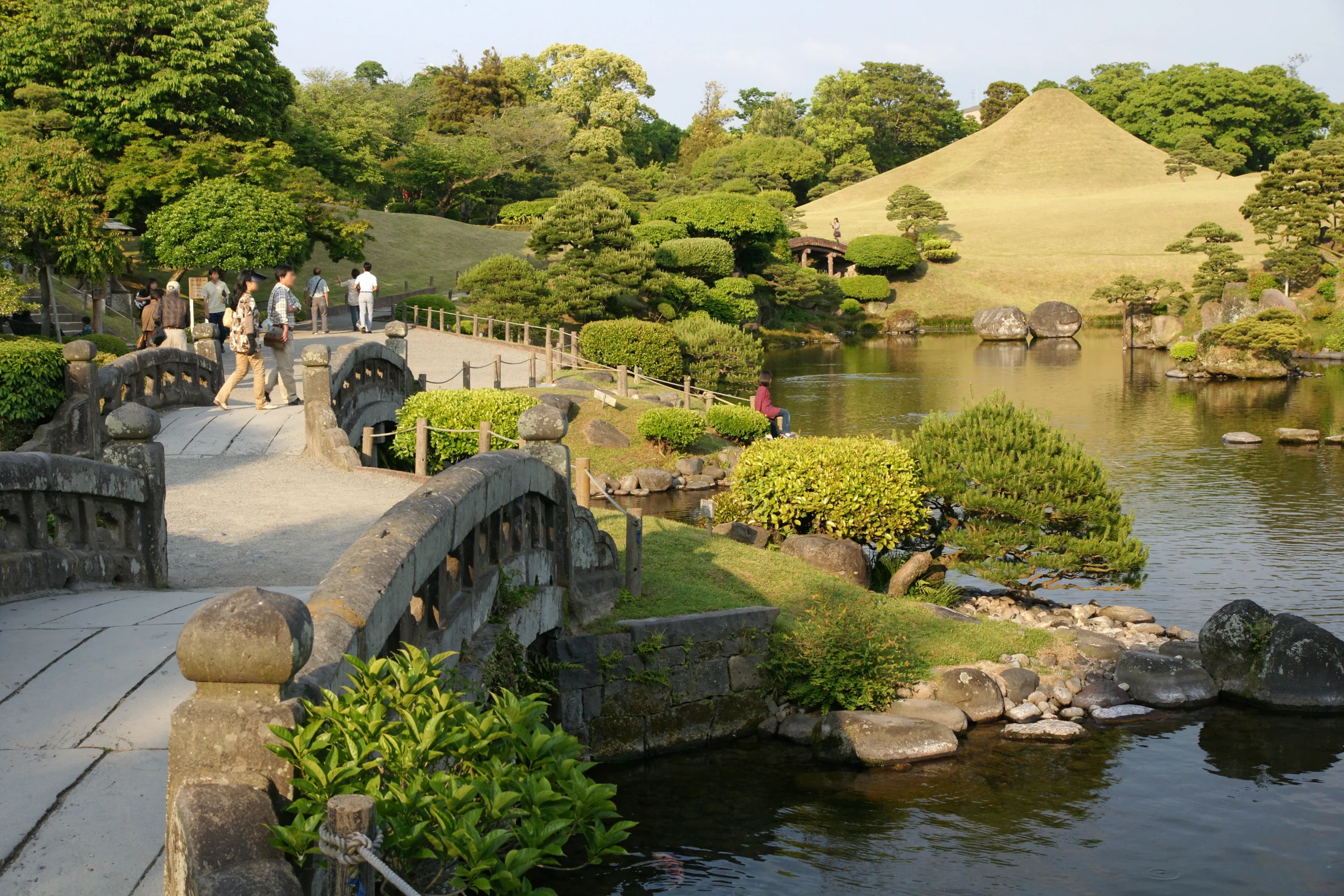 熊本水前寺成趣園的池塘、石橋與築山