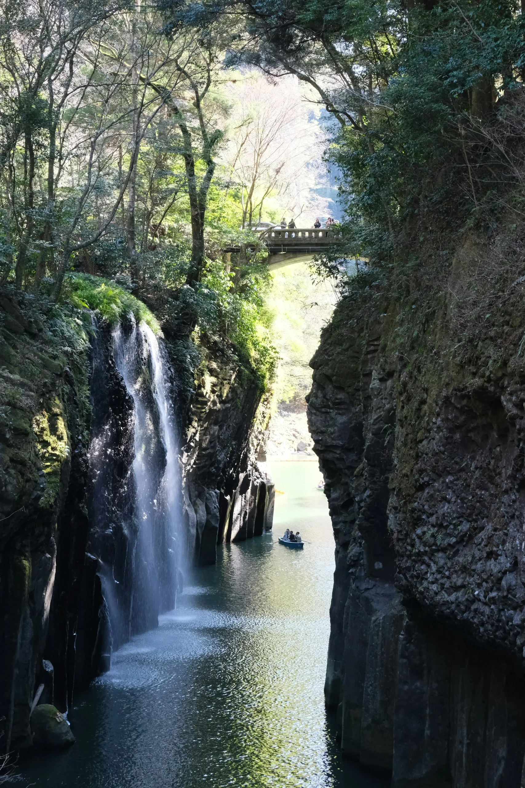 高千穗峽瀑布、上方步道橋樑與河面划船實景