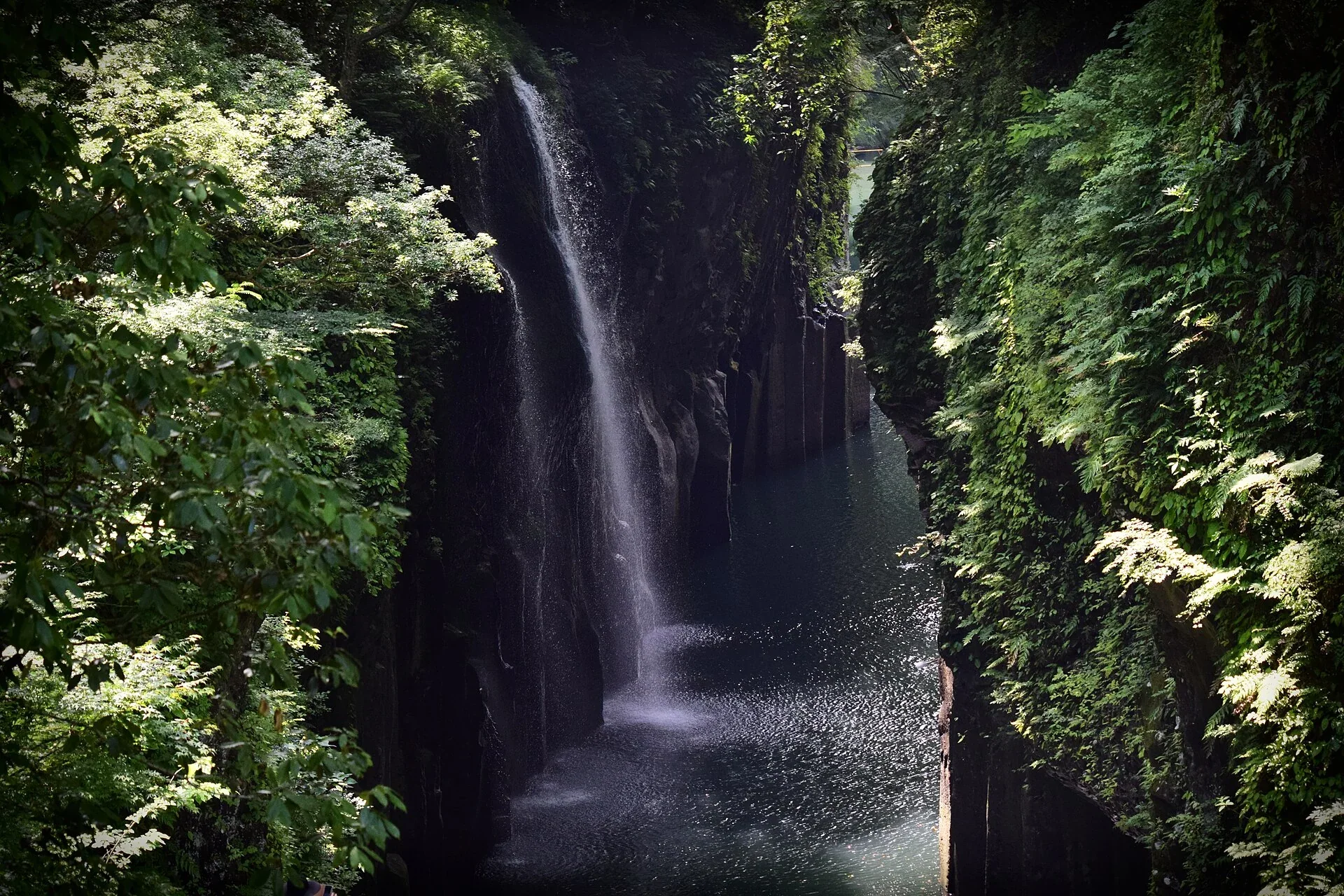 高千穗峽綠色峽谷、真名井瀑布與水面