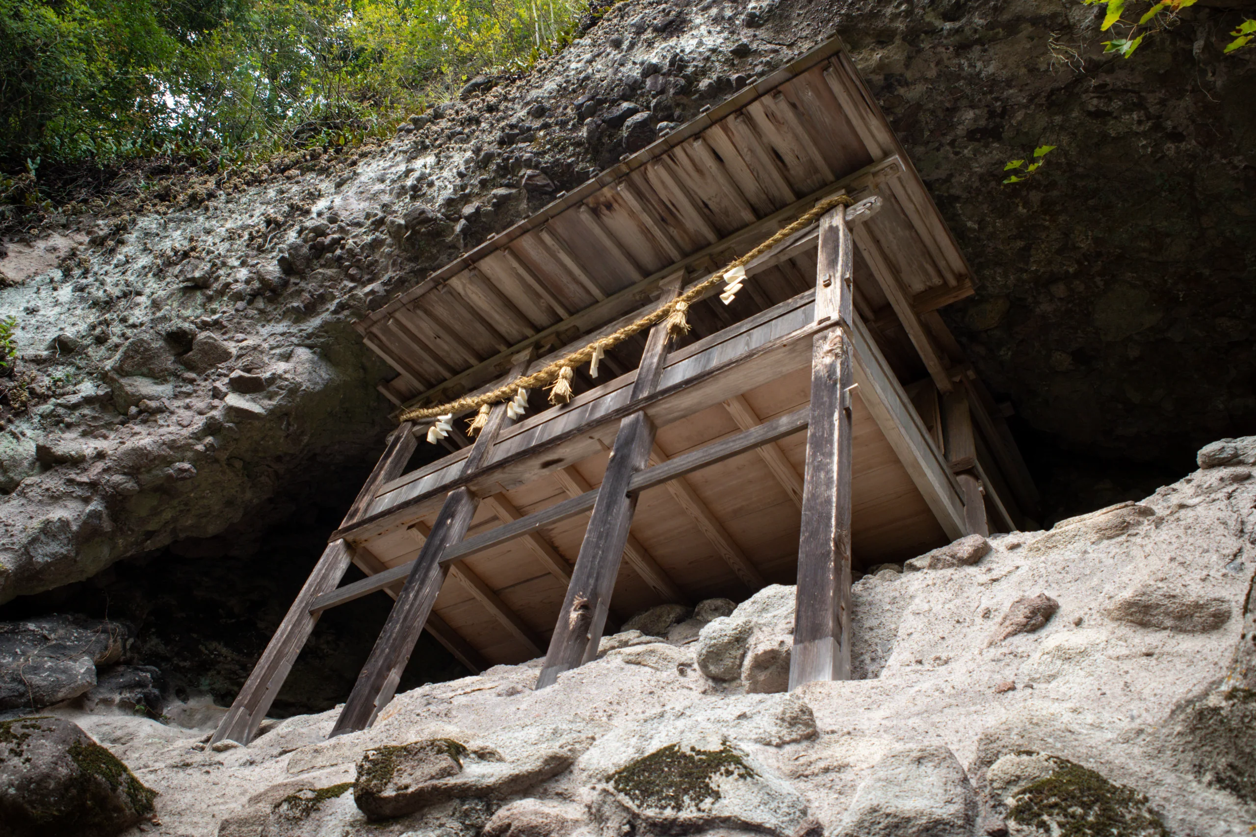 東峰村岩屋神社本殿嵌入岩壁凹處，木造社殿位於岩洞深處