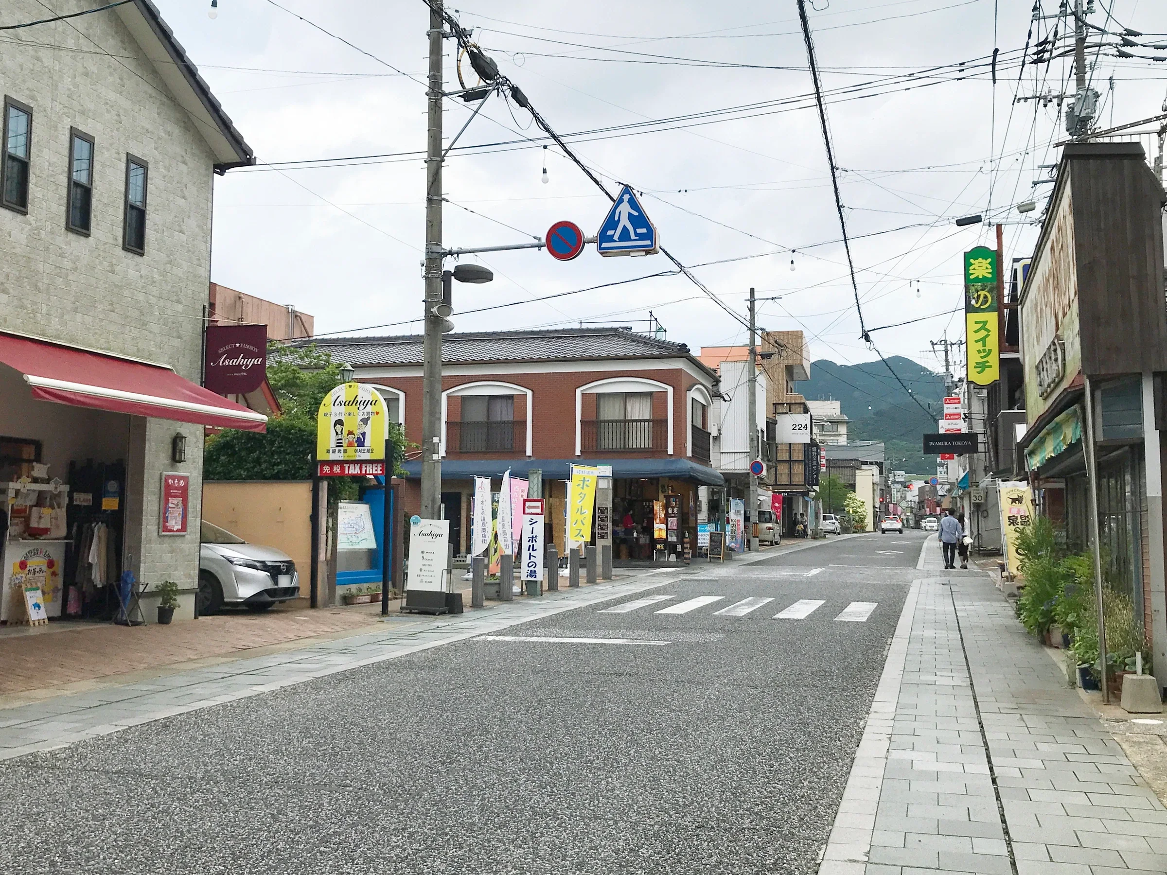嬉野溫泉本通商店街的街道與沿街店舖