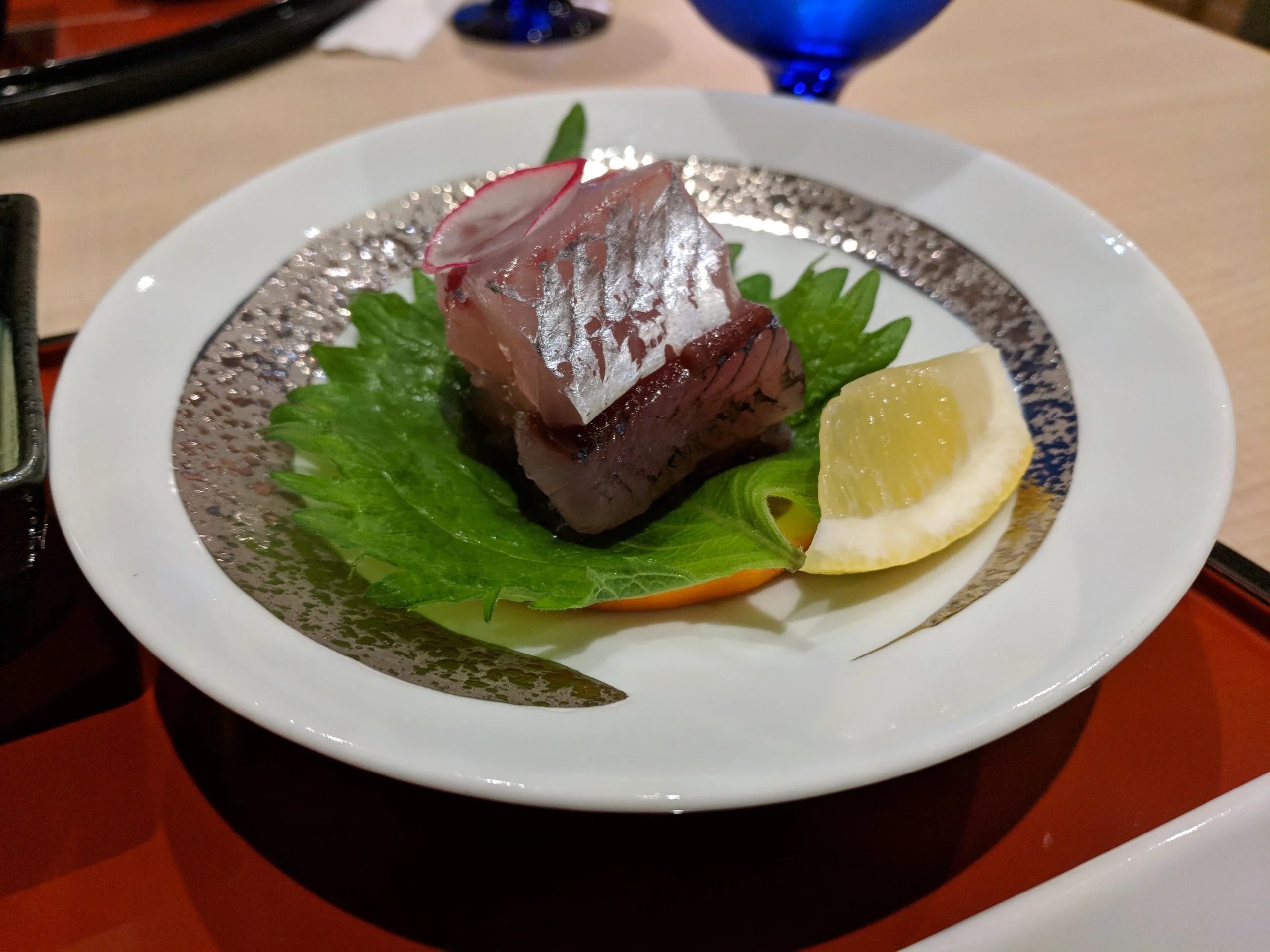 JR Hotel Yakushima 晚餐套餐中的飛魚刺身，魚肉切片盛在白色餐盤上