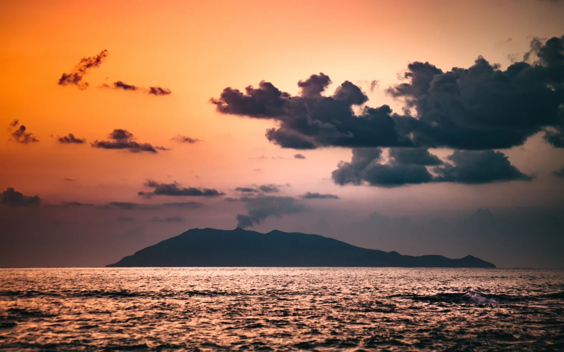 日落時從海面望見屋久島的山線與雲層