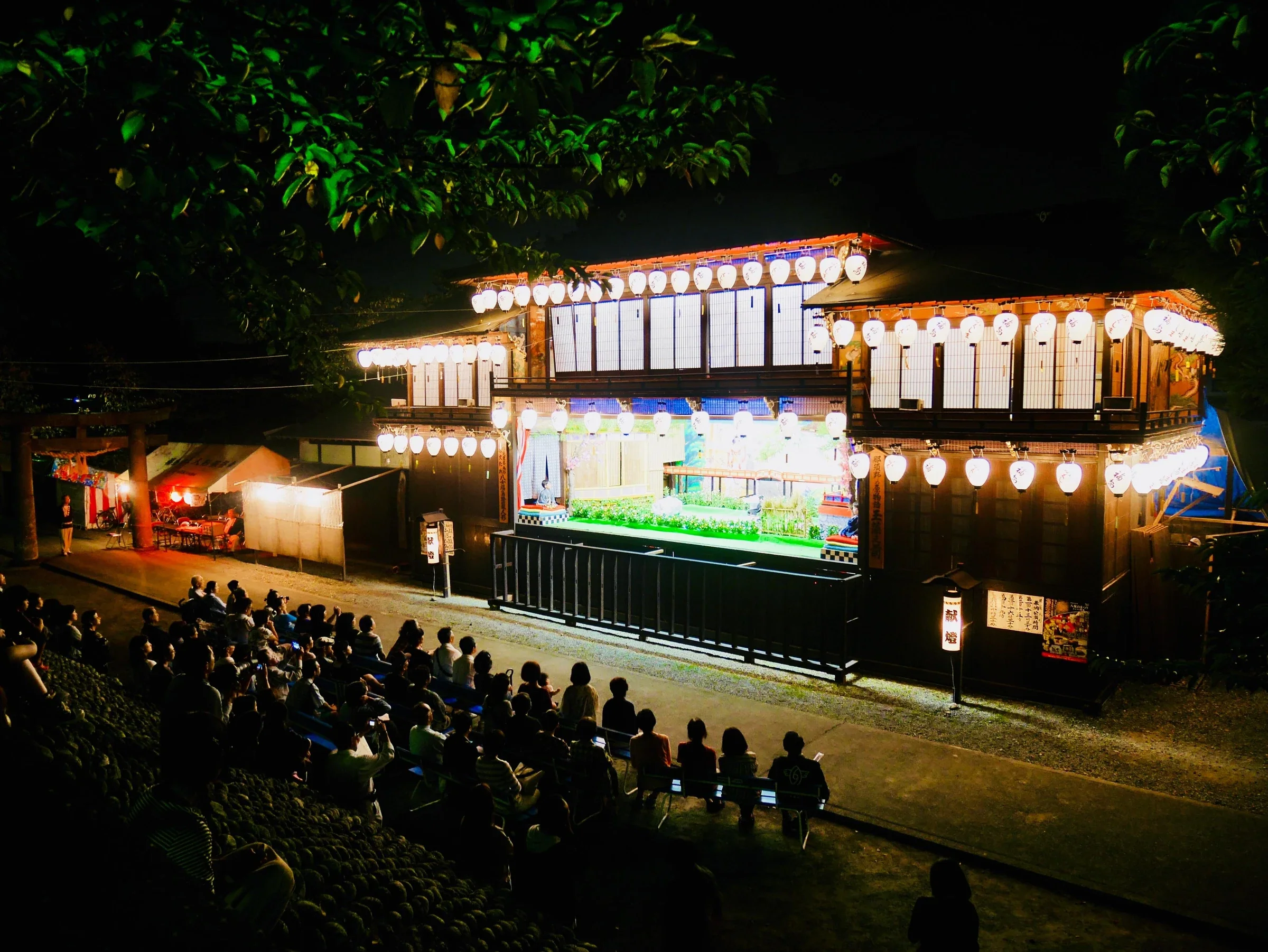 八女福島燈籠人形祭典的三層屋台正在演出，觀眾席面向亮燈舞台