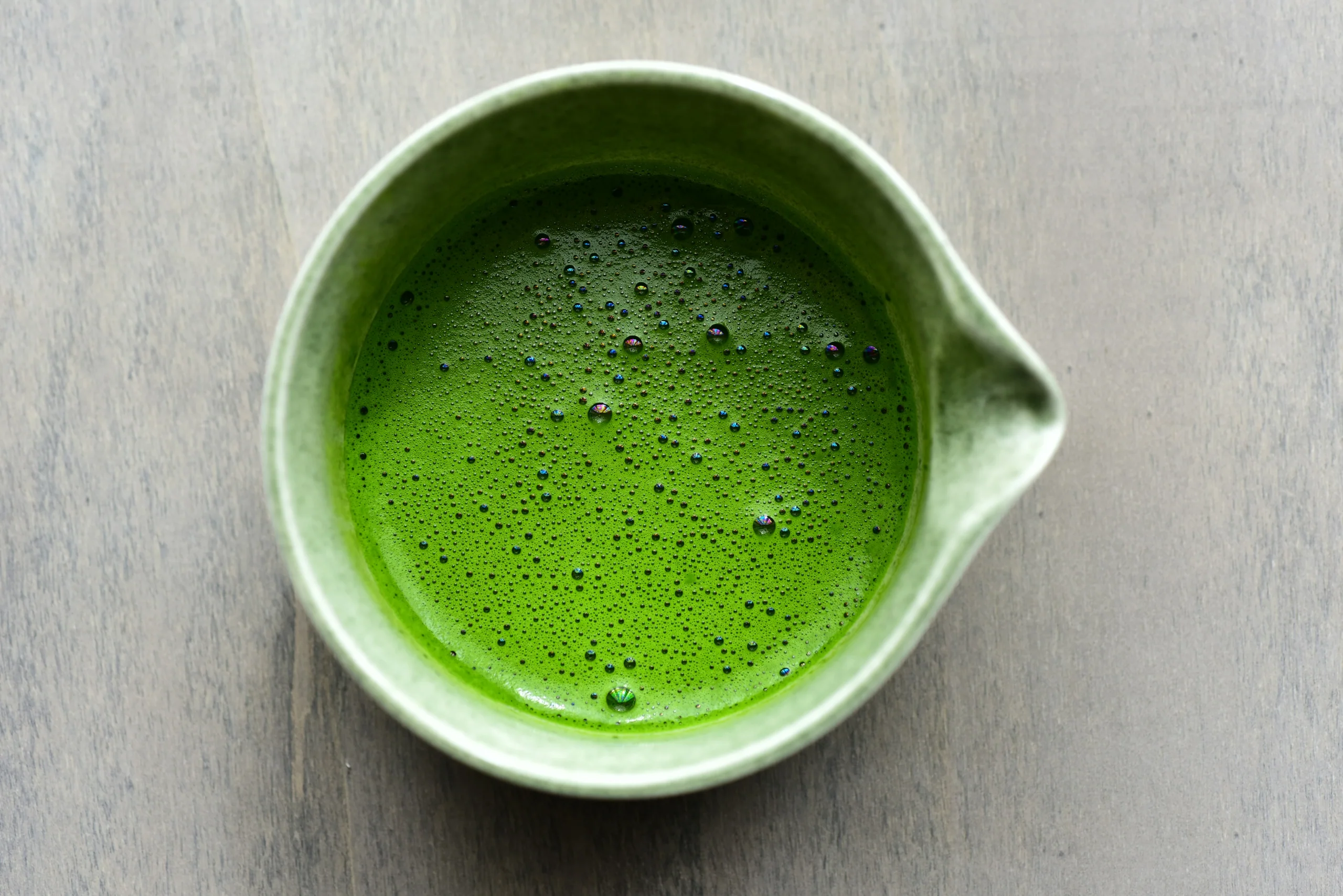 綠色抹茶盛在陶碗中