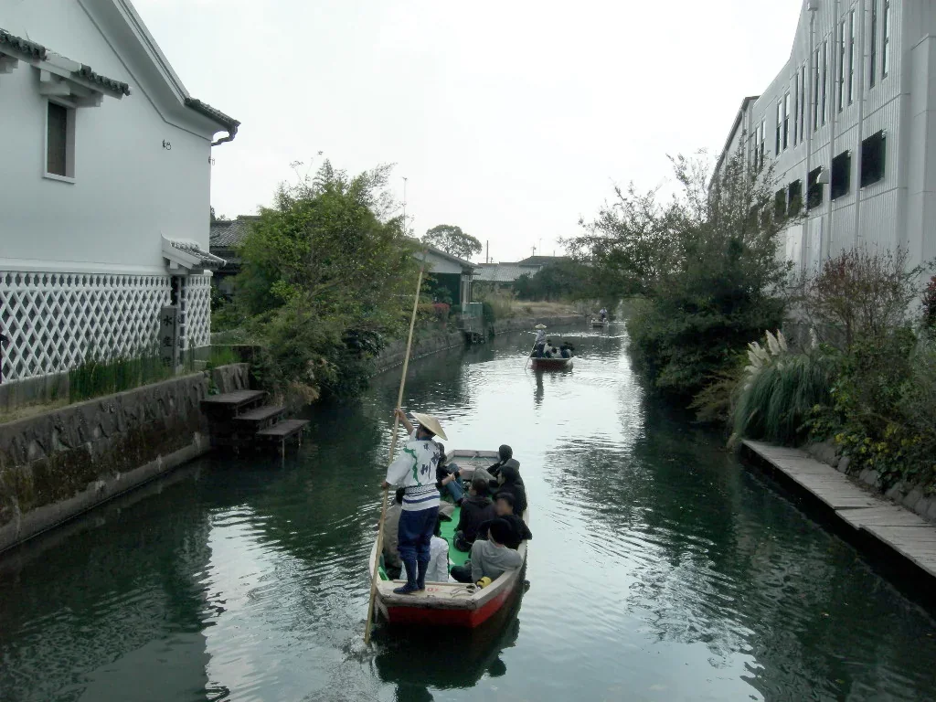 柳川市掘割水道與川下り木船，兩岸可見白牆建築
