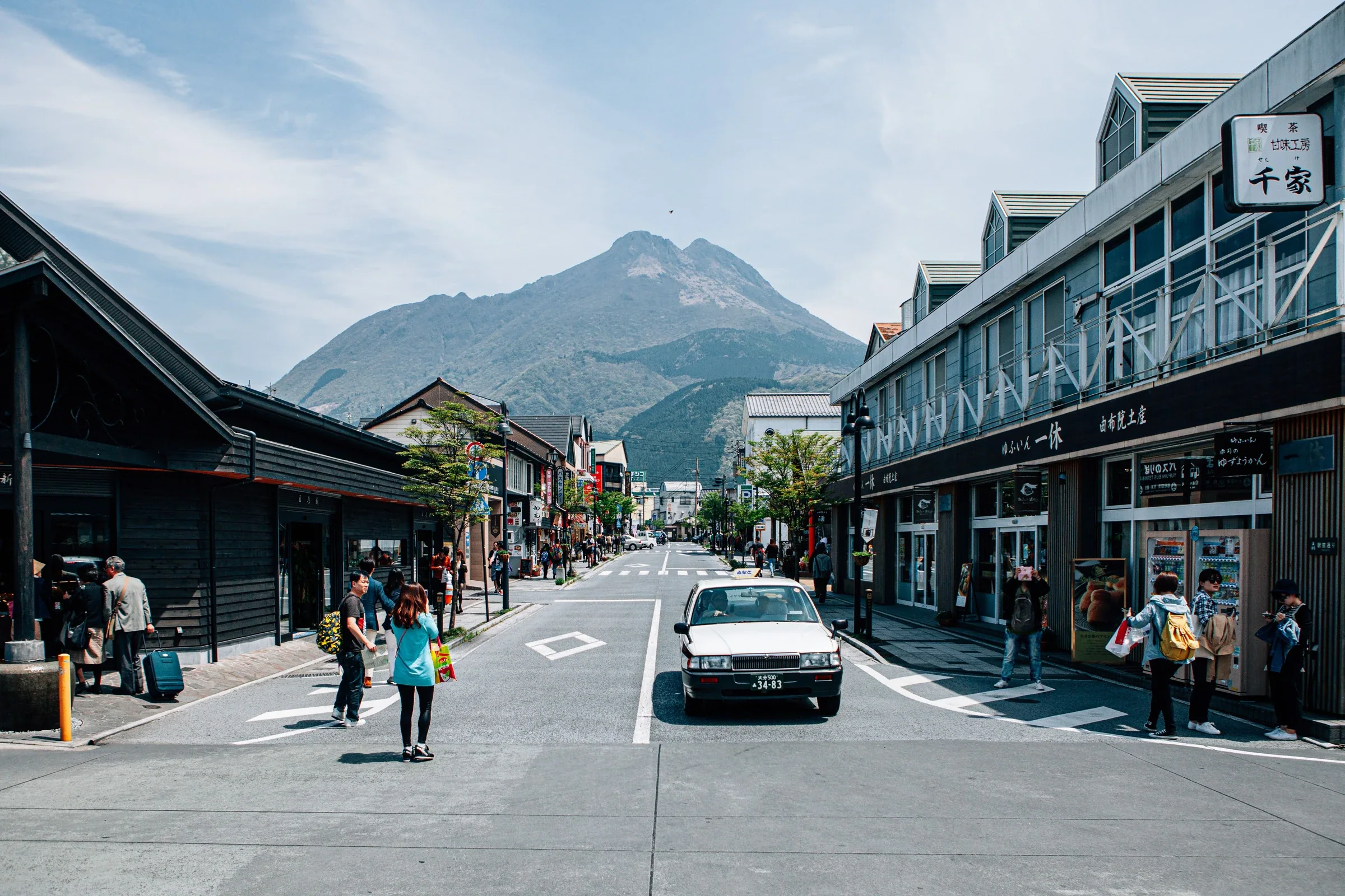 由布院市街商店與由布岳景色