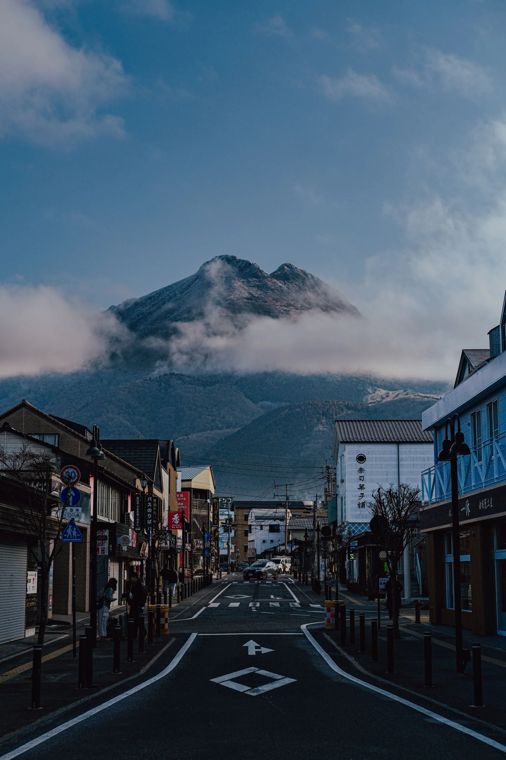 由布院街道與遠處的由布岳