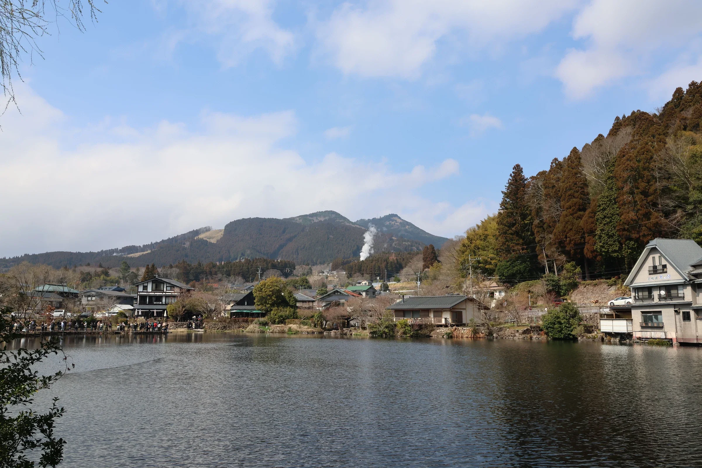 金鱗湖畔水岸、周邊民居與由布院山景