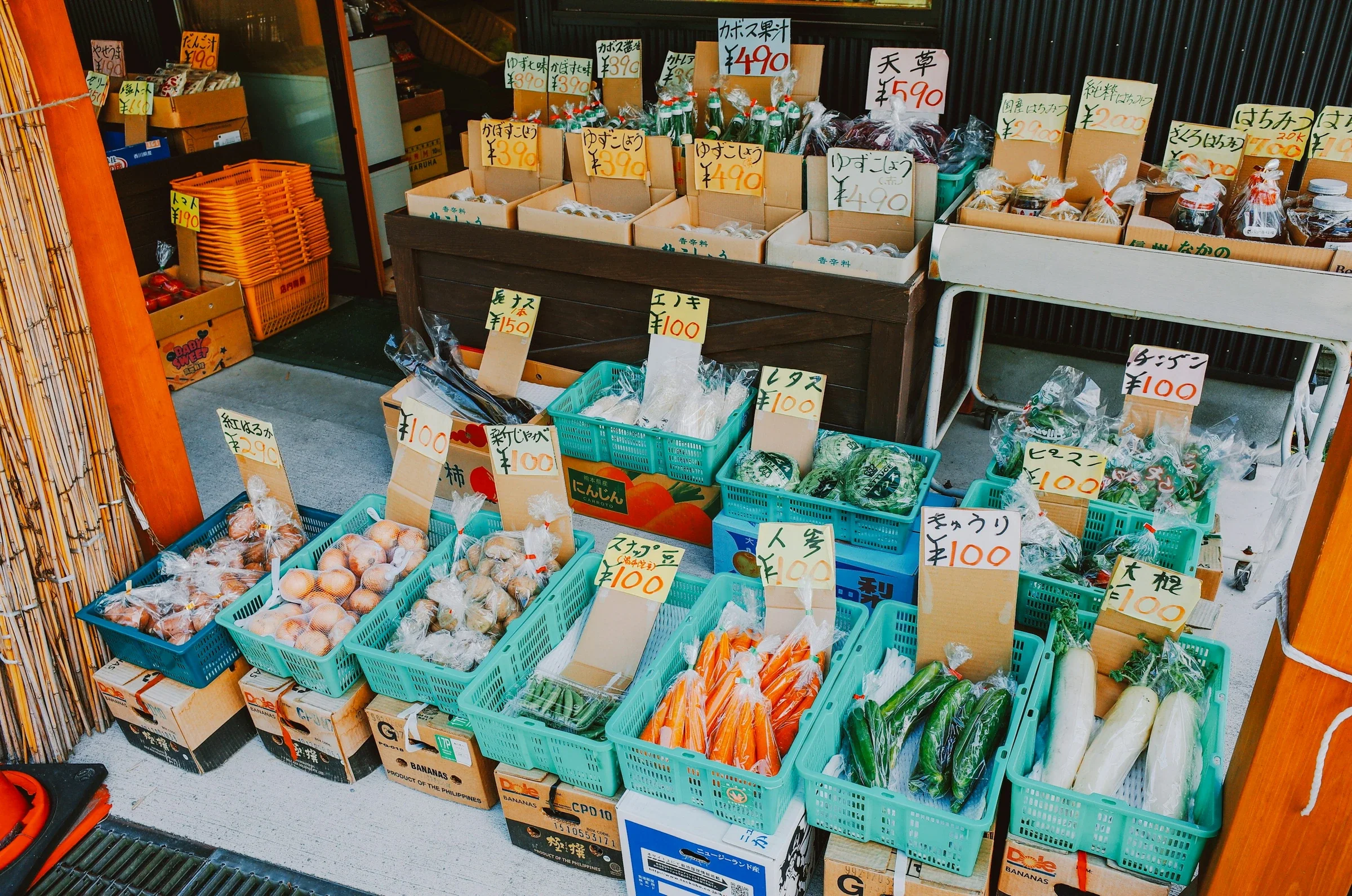 由布院戶外市集陳列的蔬菜與手寫價格牌