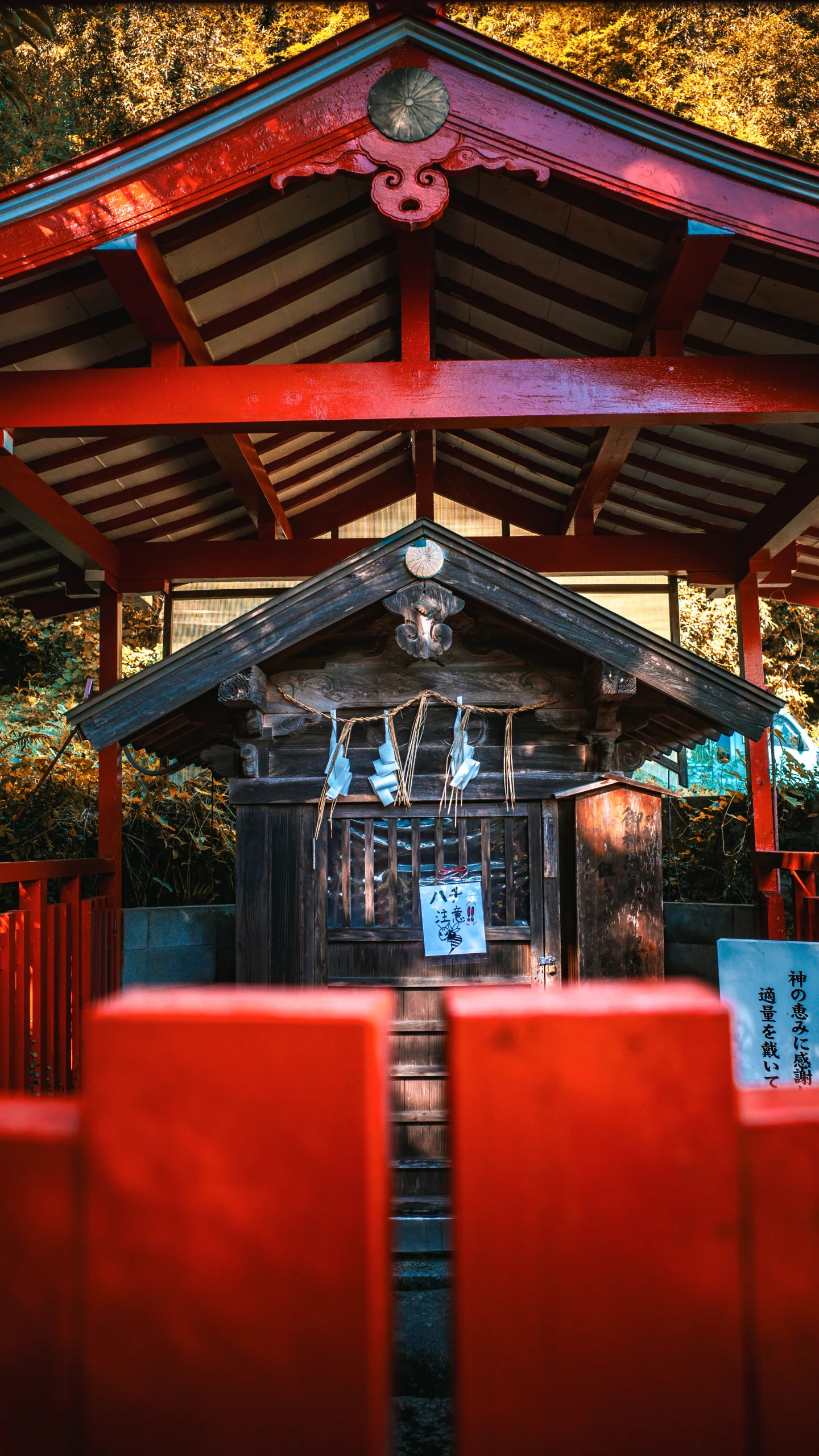 祐德稻荷神社境內的小社與朱紅鳥居